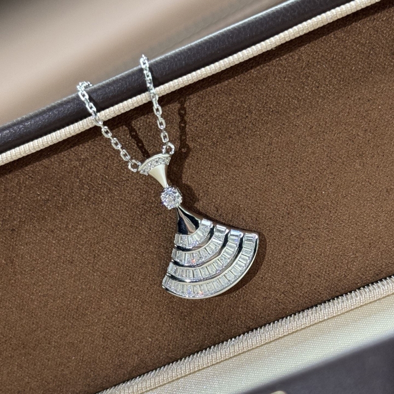 Bv1g*ai necklaces